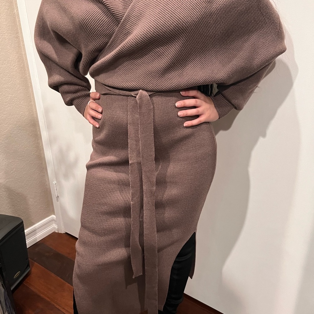 Sweater dress with belt
